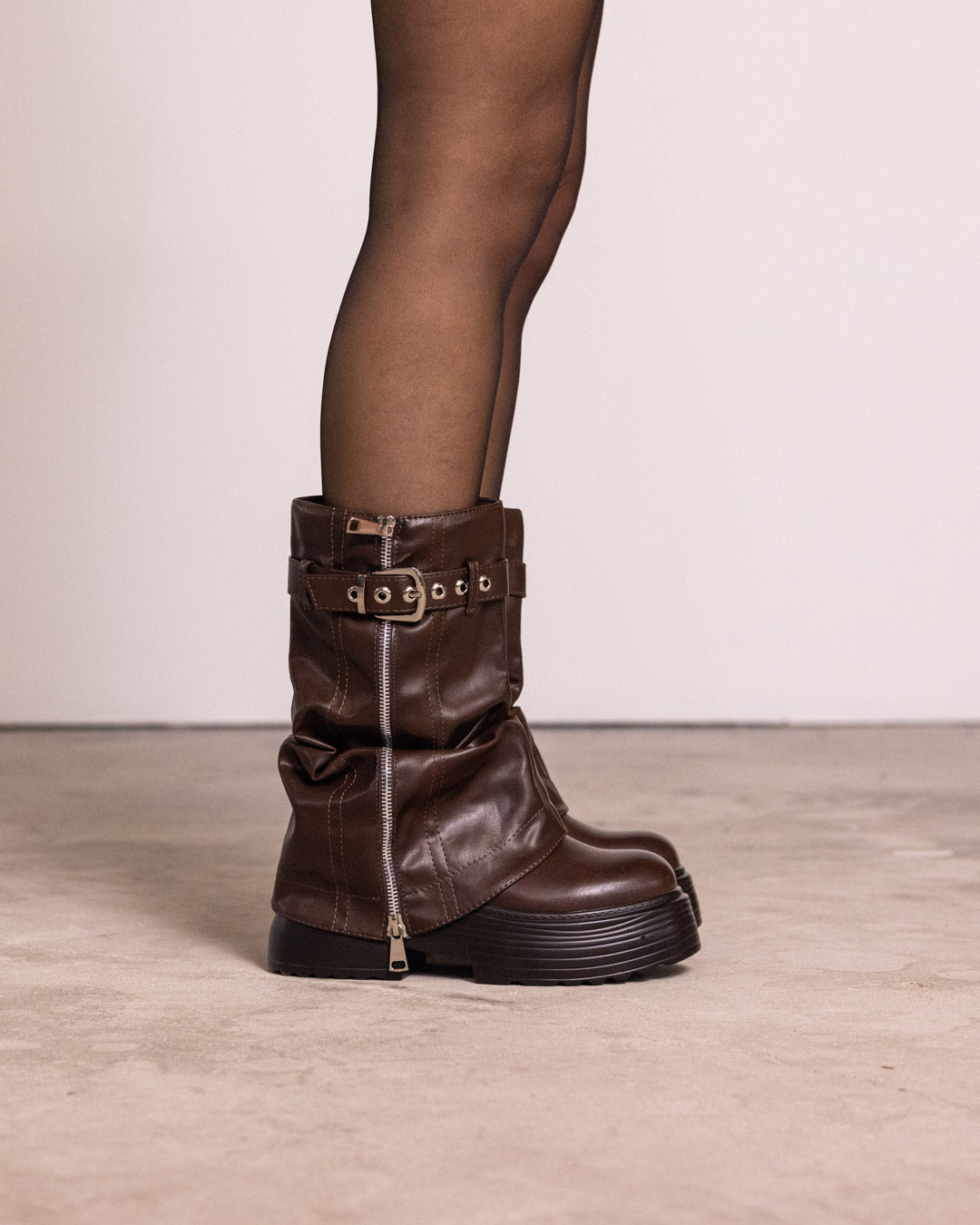 Stivale con zip e fibbia