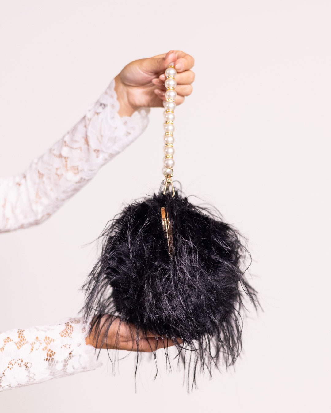 Borsa piume con manico di perle