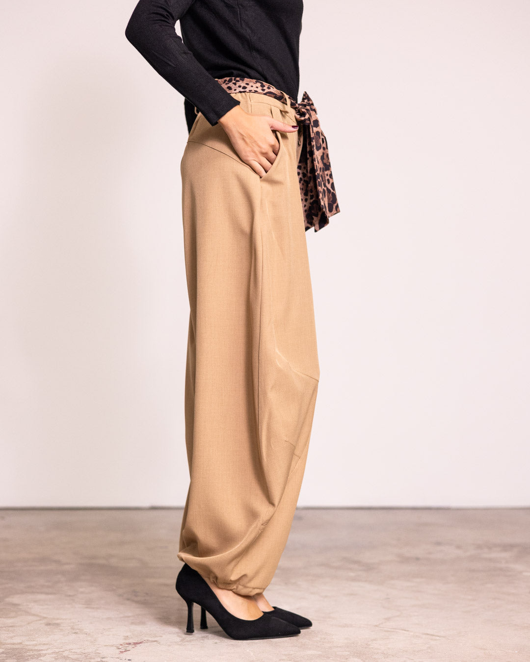 Pantalone a sbuffo con molla alla caviglia