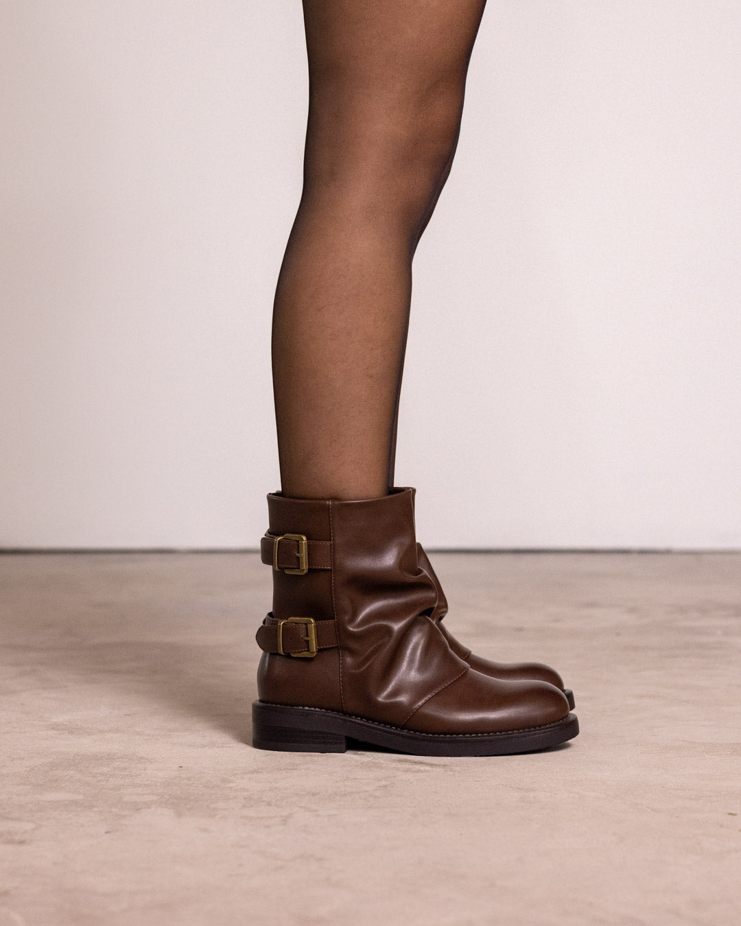 Stivale con doppia fibbia