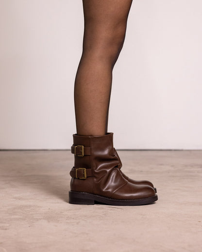 Stivale con doppia fibbia
