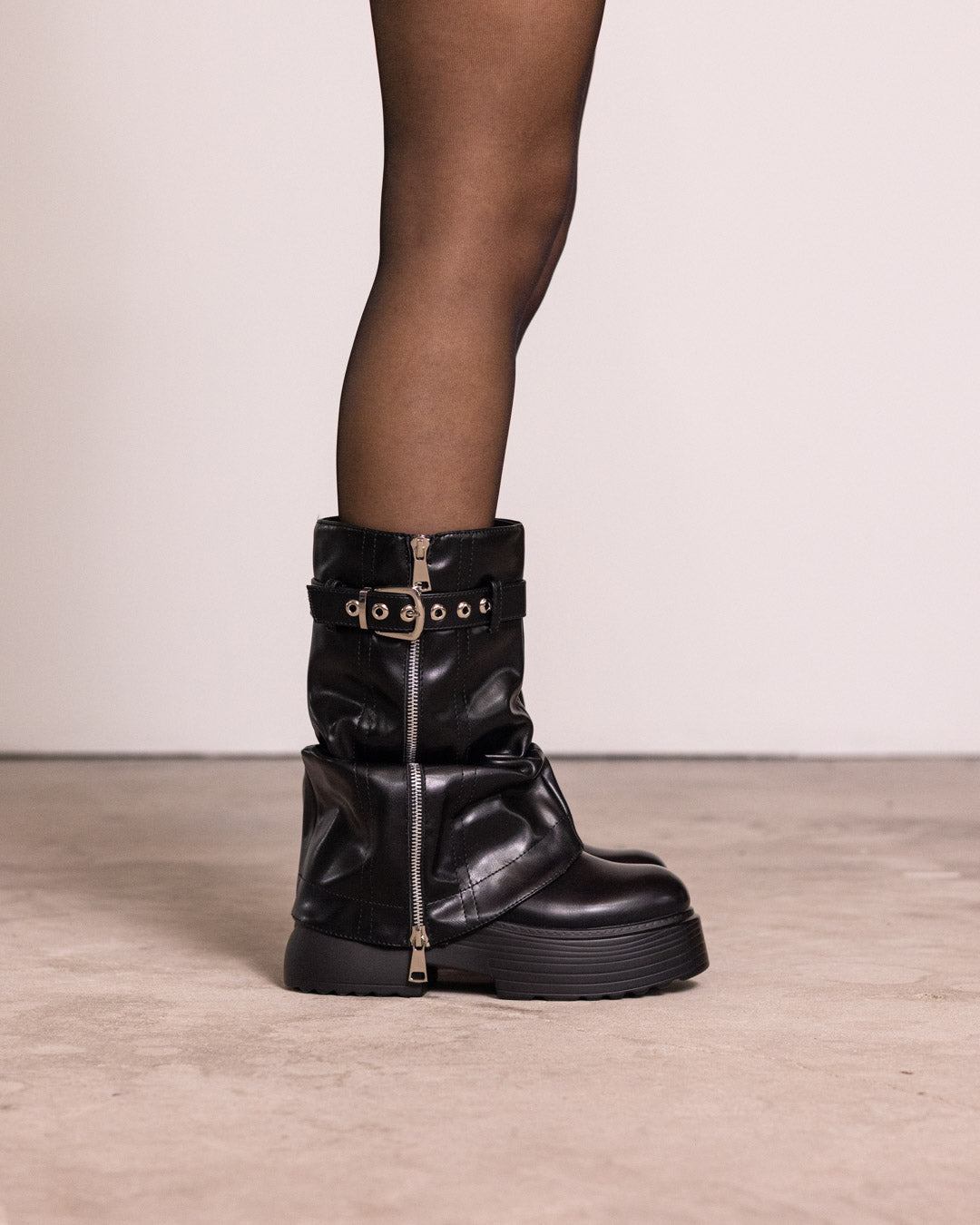 Stivale con zip e fibbia
