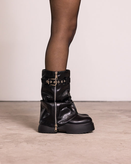 Stivale con zip e fibbia