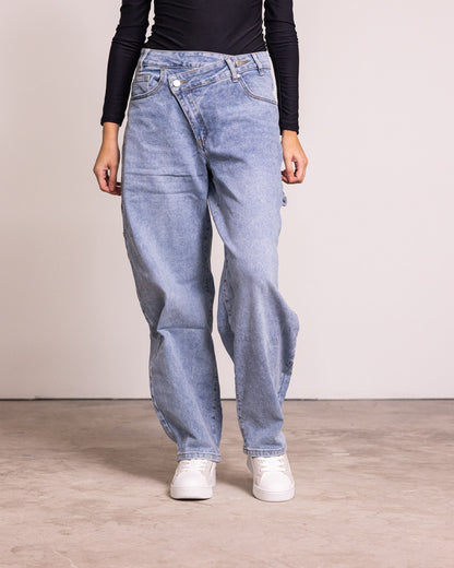 Jeans banana fit con chiusura asimmetrica