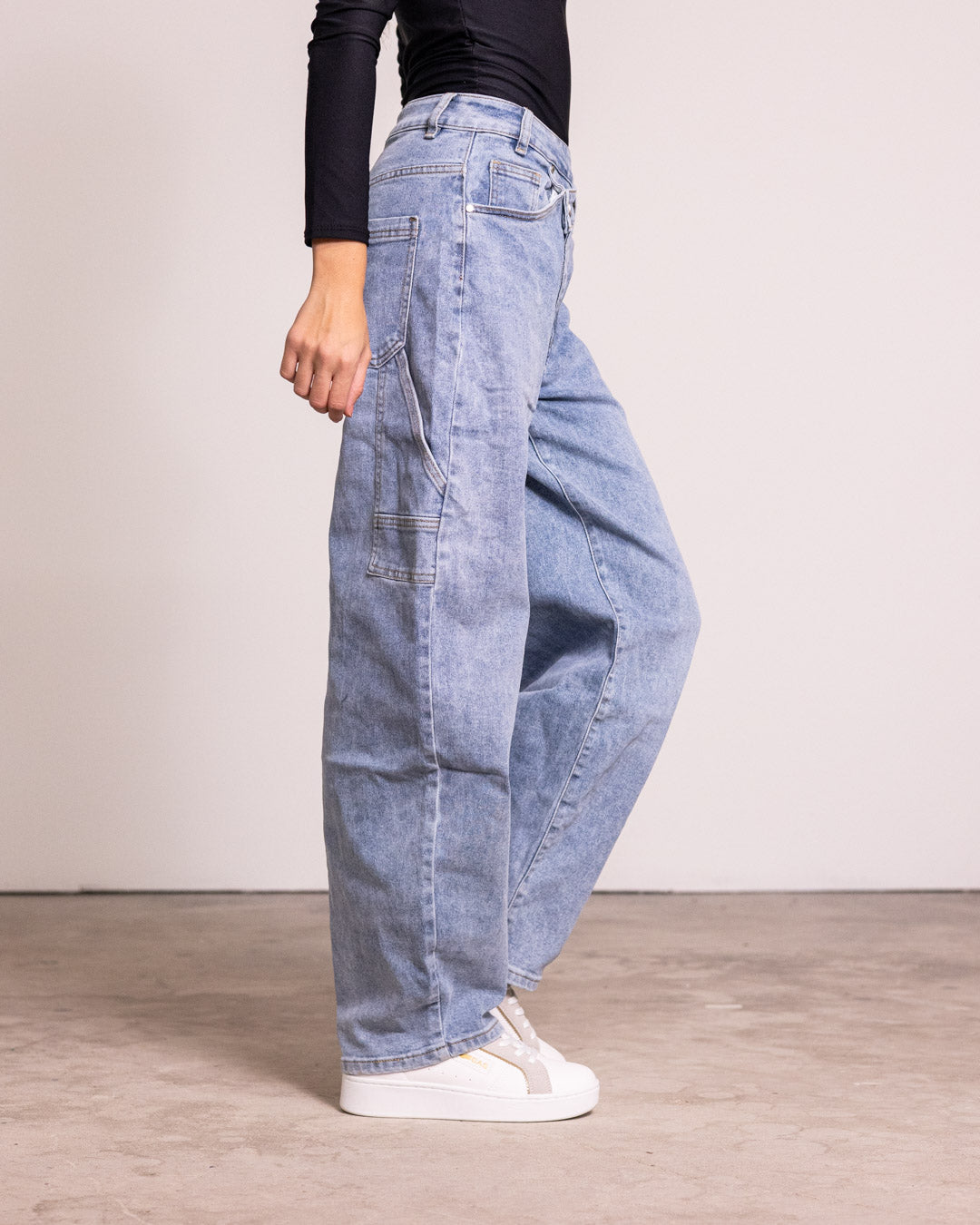 Jeans banana fit con chiusura asimmetrica