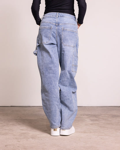 Jeans banana fit con chiusura asimmetrica