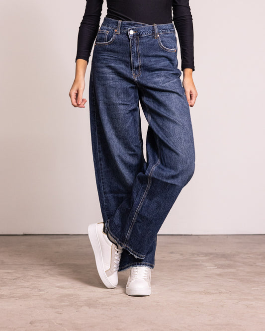 Jeans palazzo con chiusura asimmetrica
