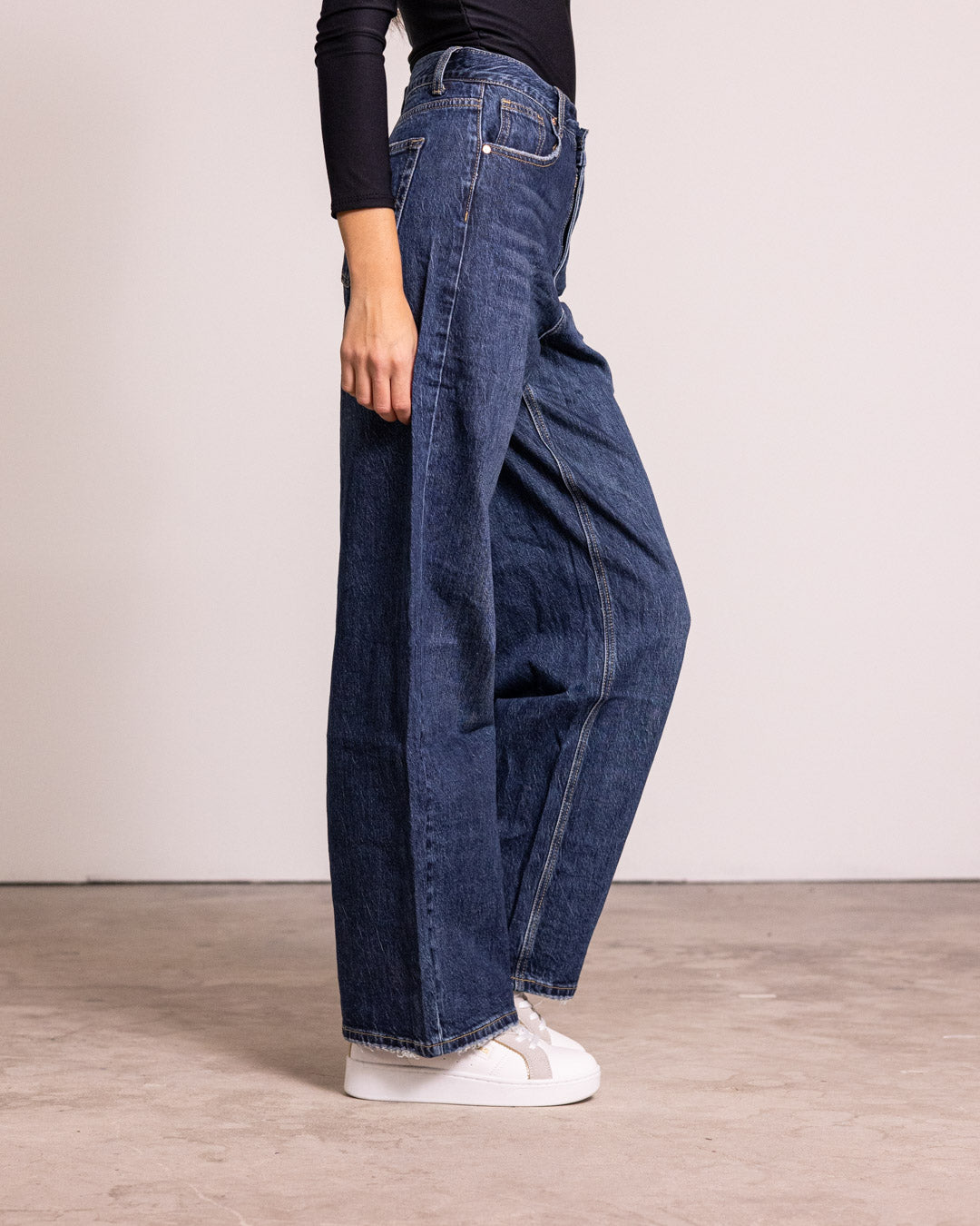 Jeans palazzo con chiusura asimmetrica