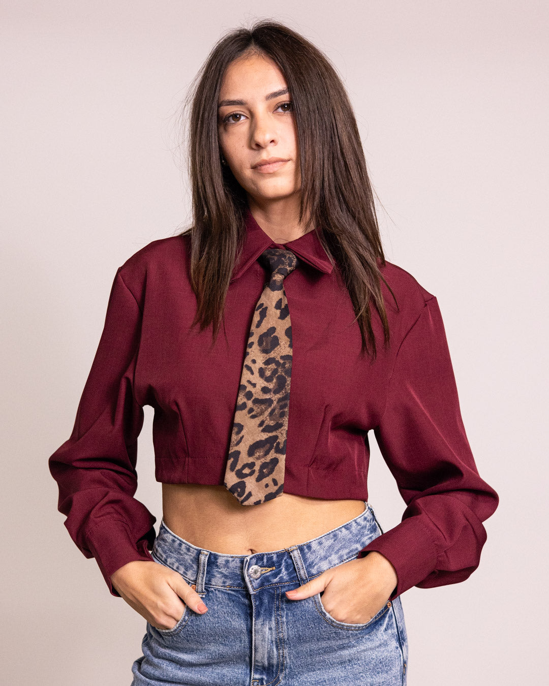 Camicia cropped con cravatta leopard