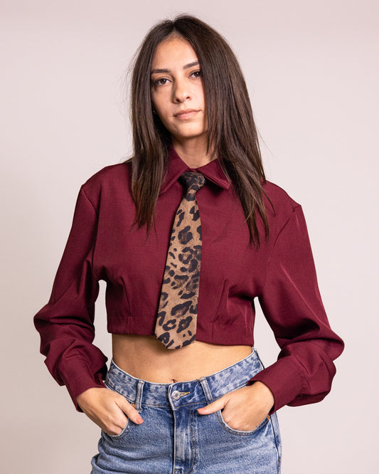 Camicia cropped con cravatta leopard