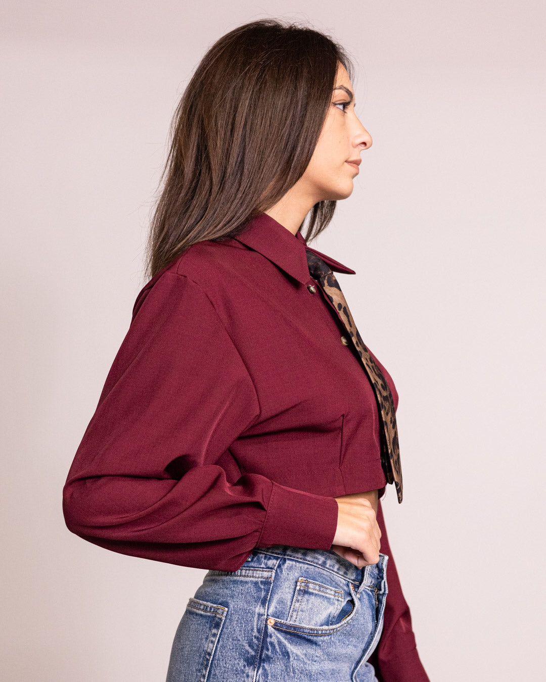 Camicia cropped con cravatta leopard