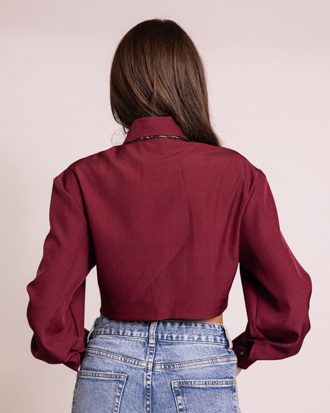 Camicia cropped con cravatta leopard