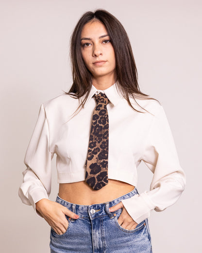 Camicia cropped con cravatta leopard