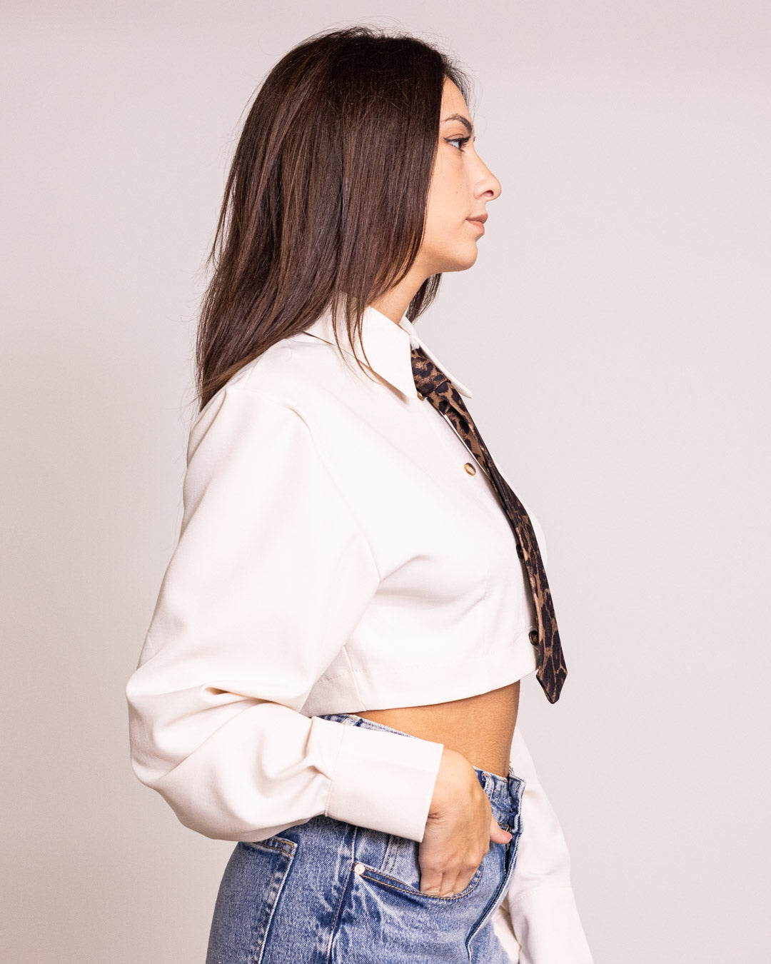 Camicia cropped con cravatta leopard