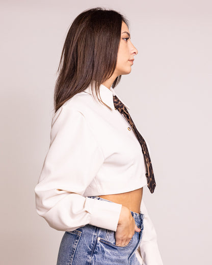 Camicia cropped con cravatta leopard