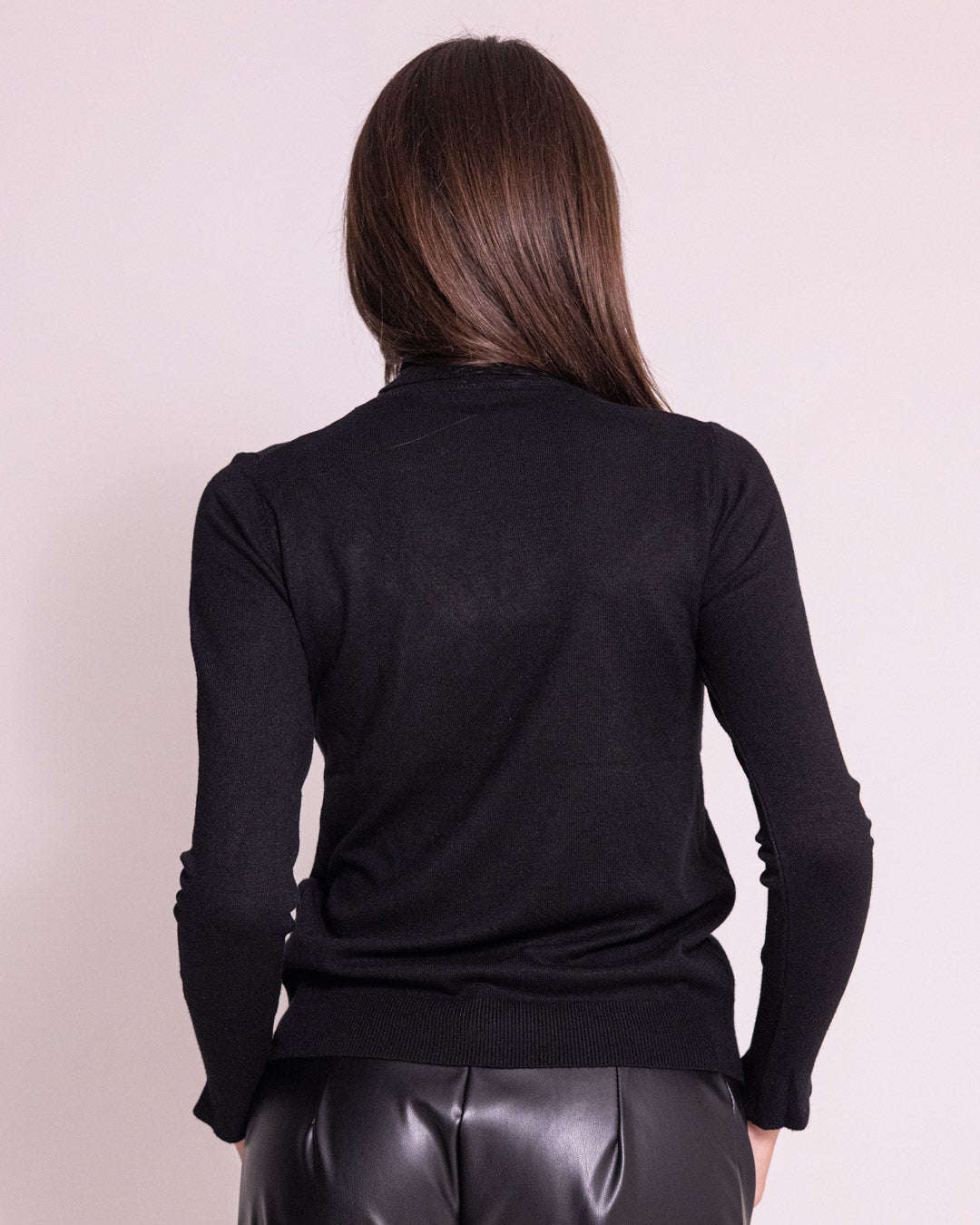 Dolcevita collo alto con bottoni sui polsi