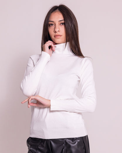 Dolcevita collo alto con bottoni sui polsi