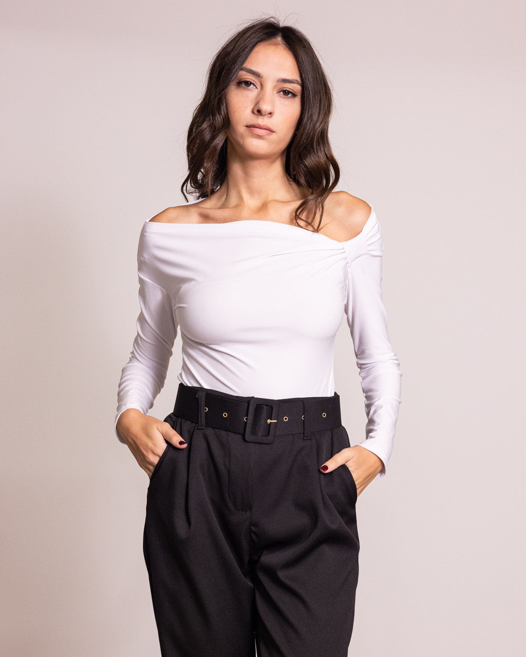 Top body con scollo asimmetrico