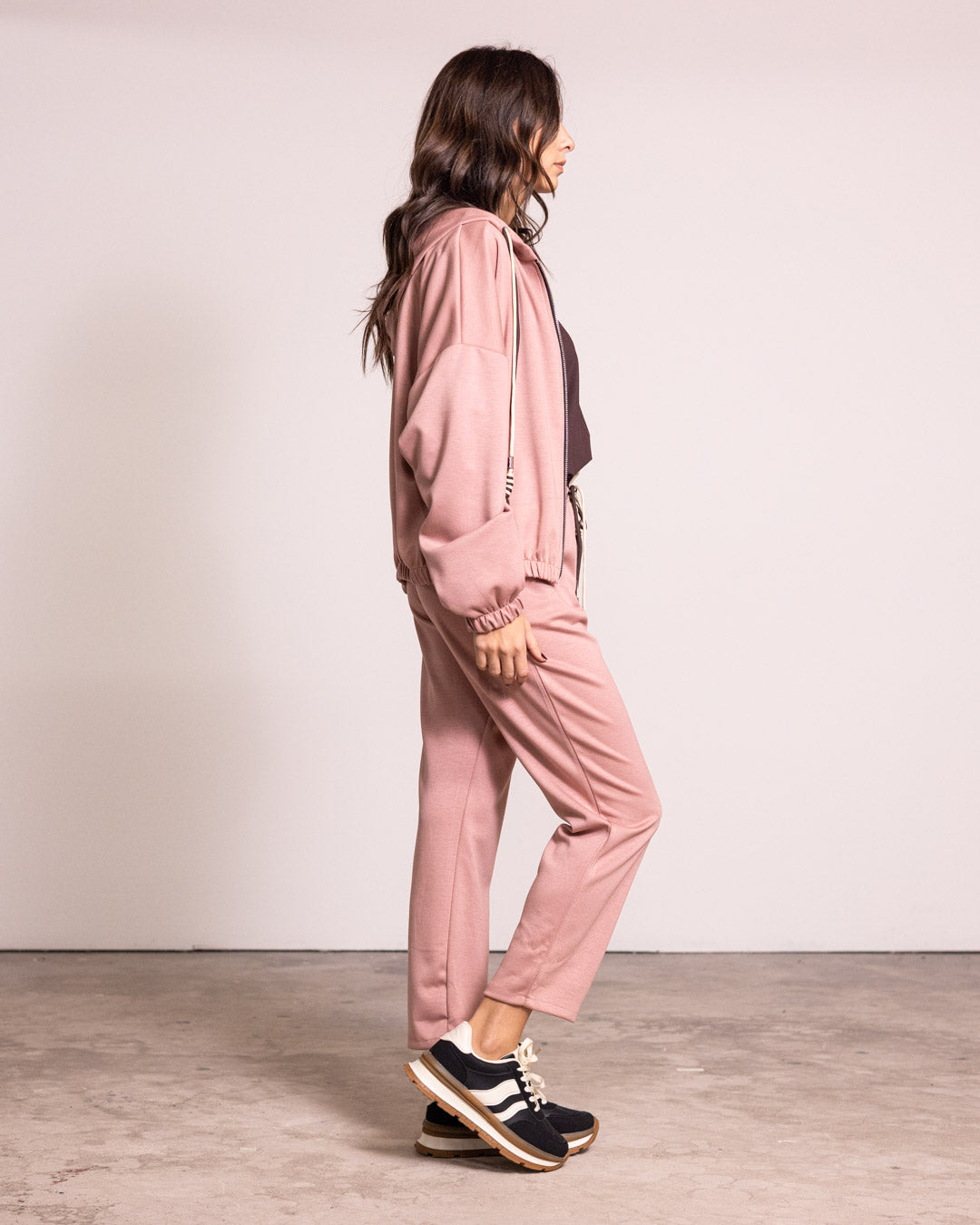 Tuta completa con zip e cappuccio