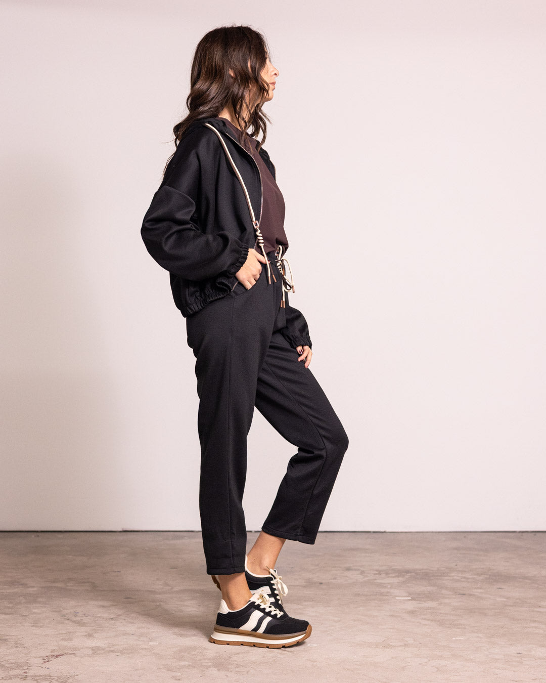 Tuta completa con zip e cappuccio