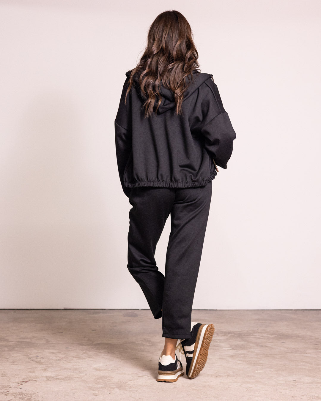 Tuta completa con zip e cappuccio