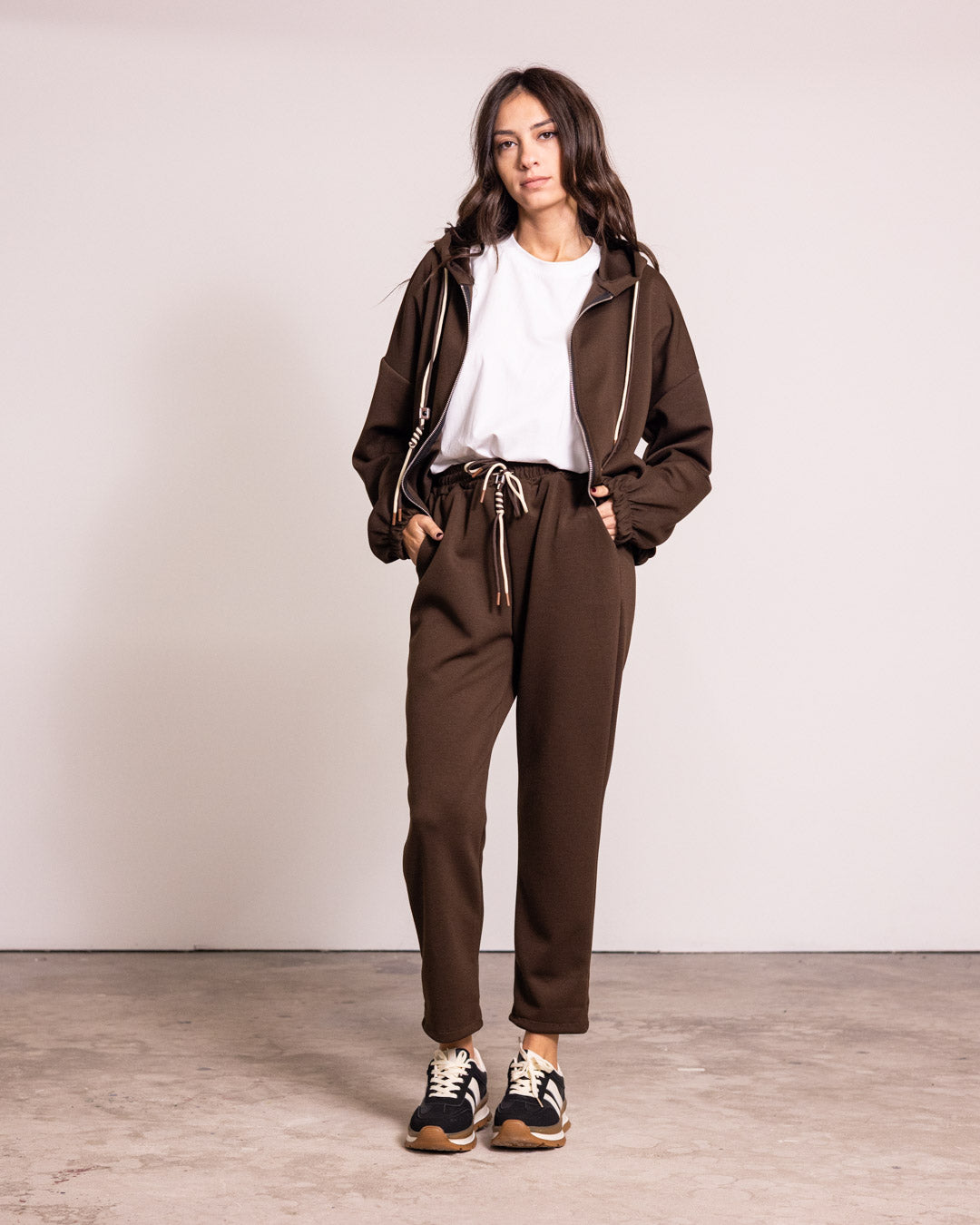 Tuta completa con zip e cappuccio