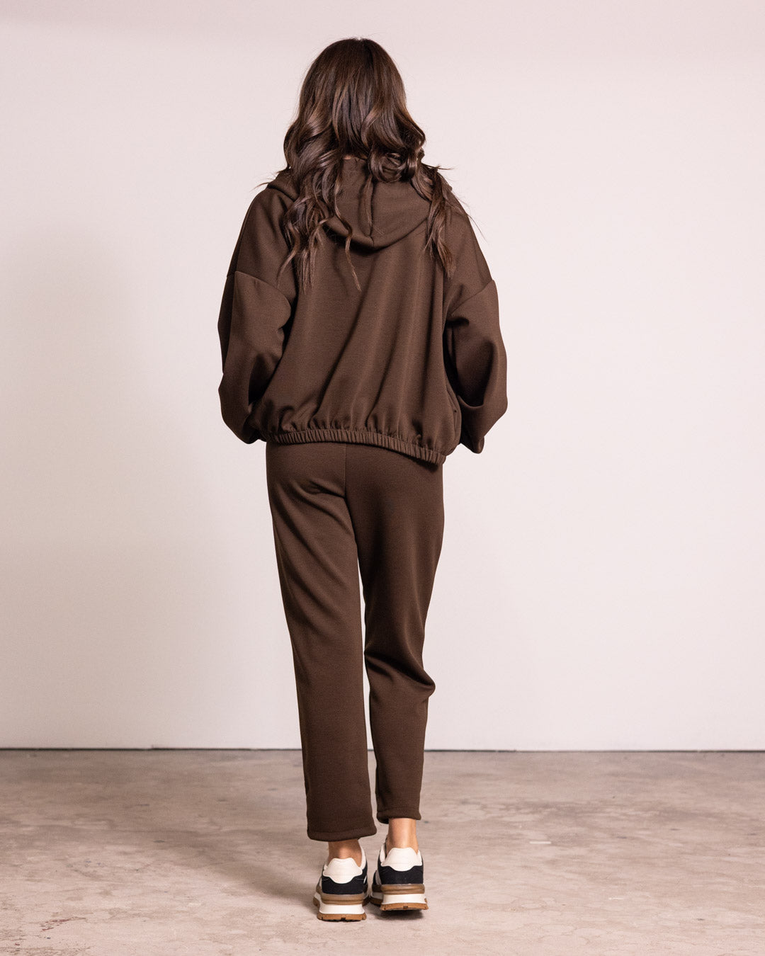 Tuta completa con zip e cappuccio