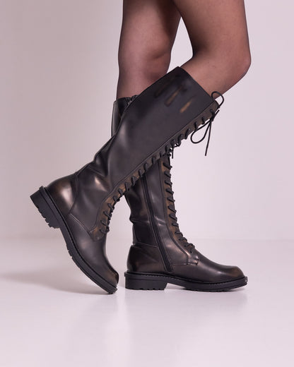 Stivale aggressiv con lacci