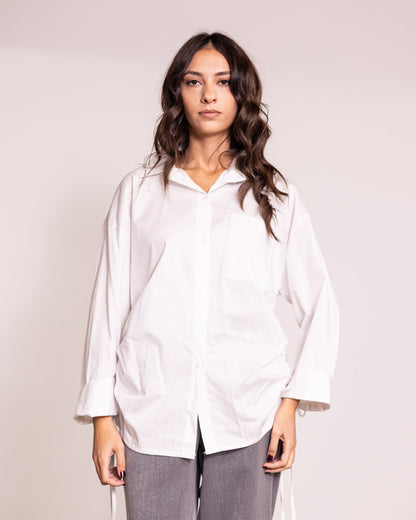 Camicia button-down regolabile sui fianchi