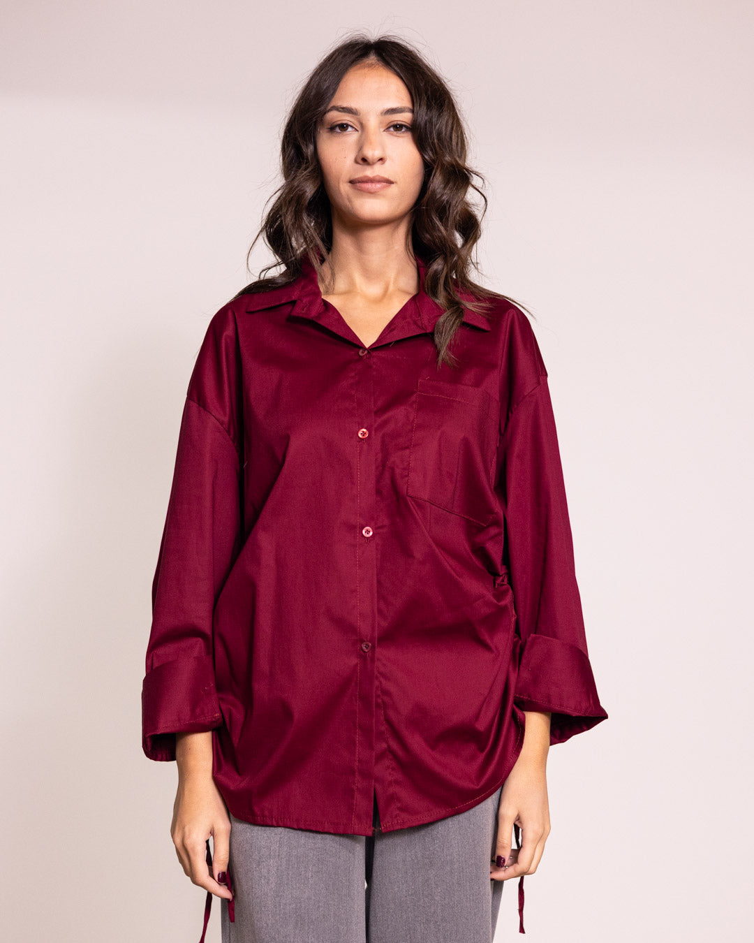 Camicia button-down regolabile sui fianchi