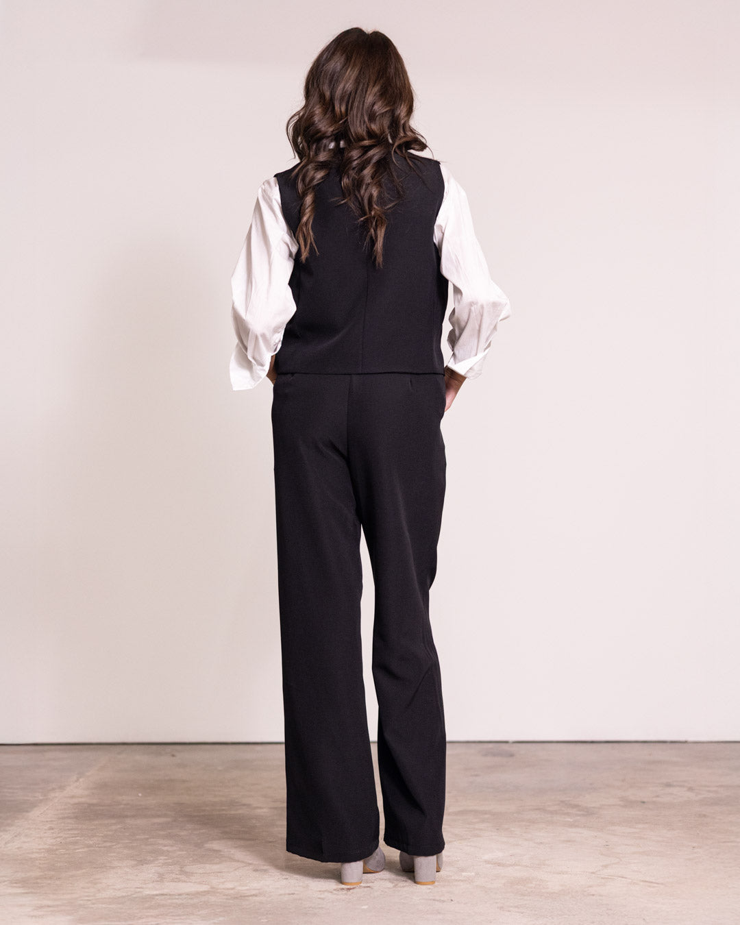 Completo gilet e pantaloni a gamba larga