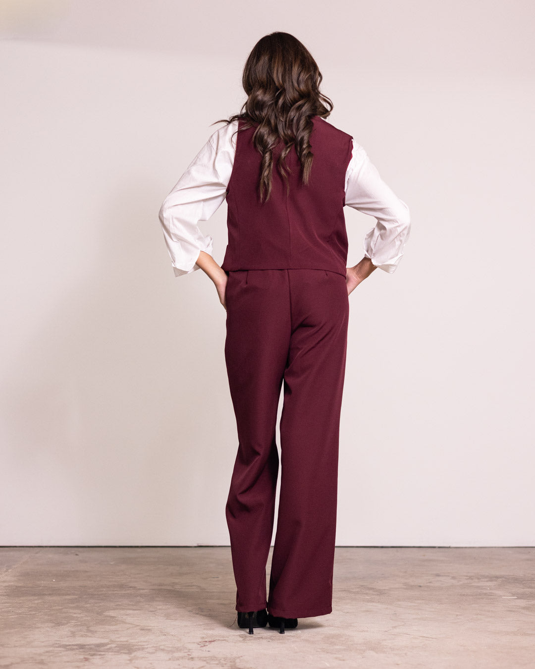 Completo gilet e pantaloni a gamba larga