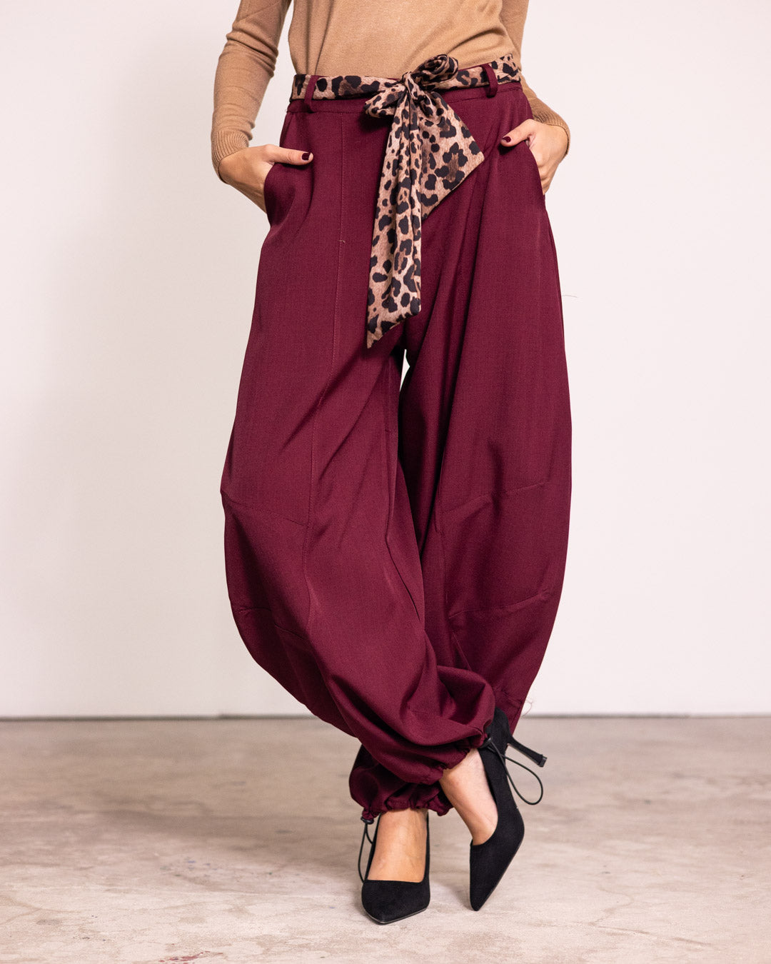 Pantalone a sbuffo con molla alla caviglia