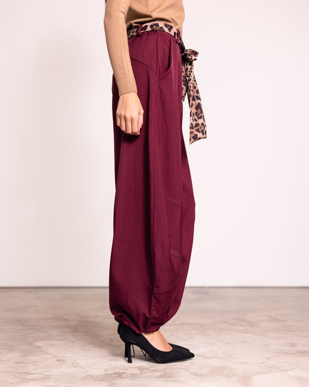 Pantalone a sbuffo con molla alla caviglia