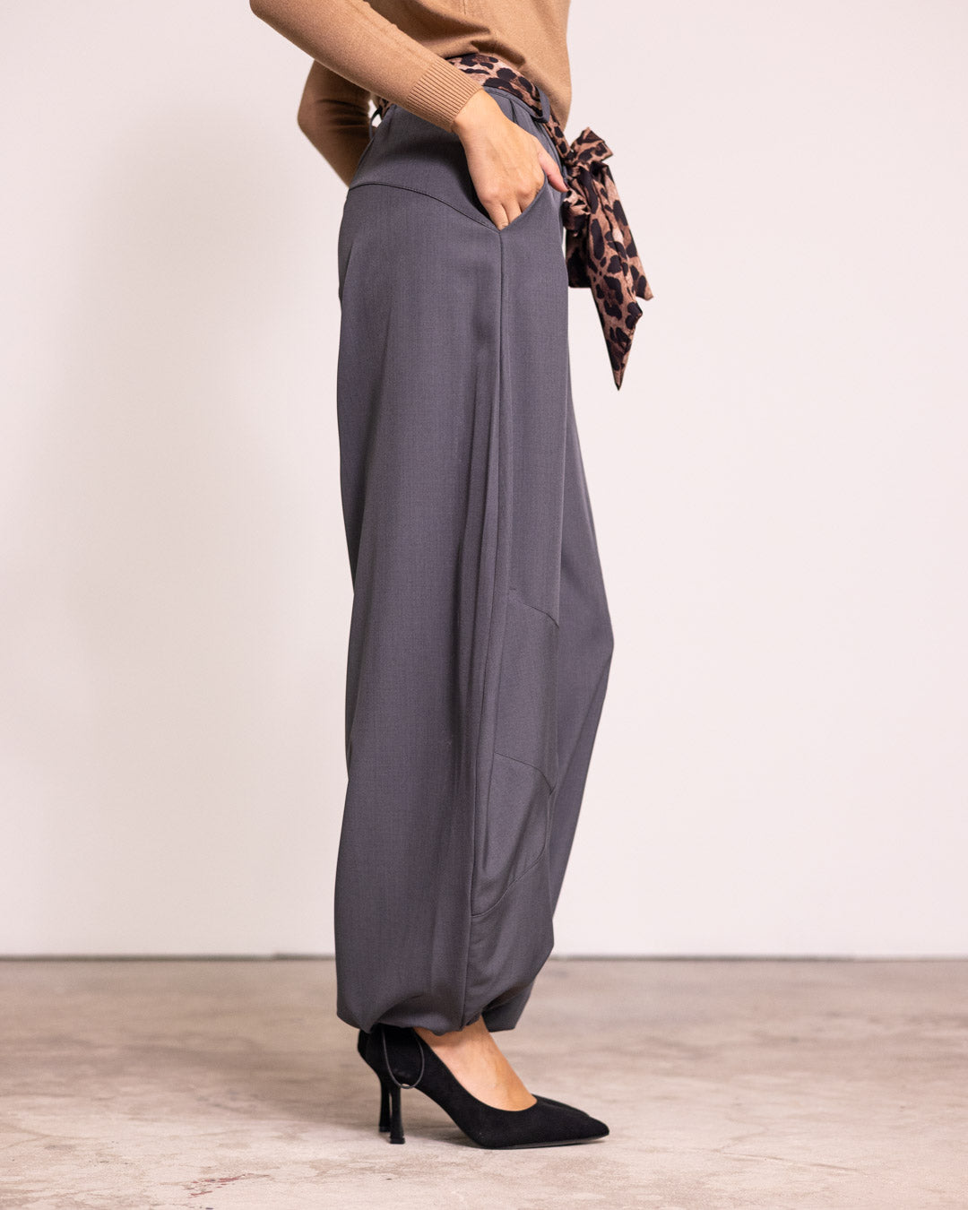 Pantalone a sbuffo con molla alla caviglia