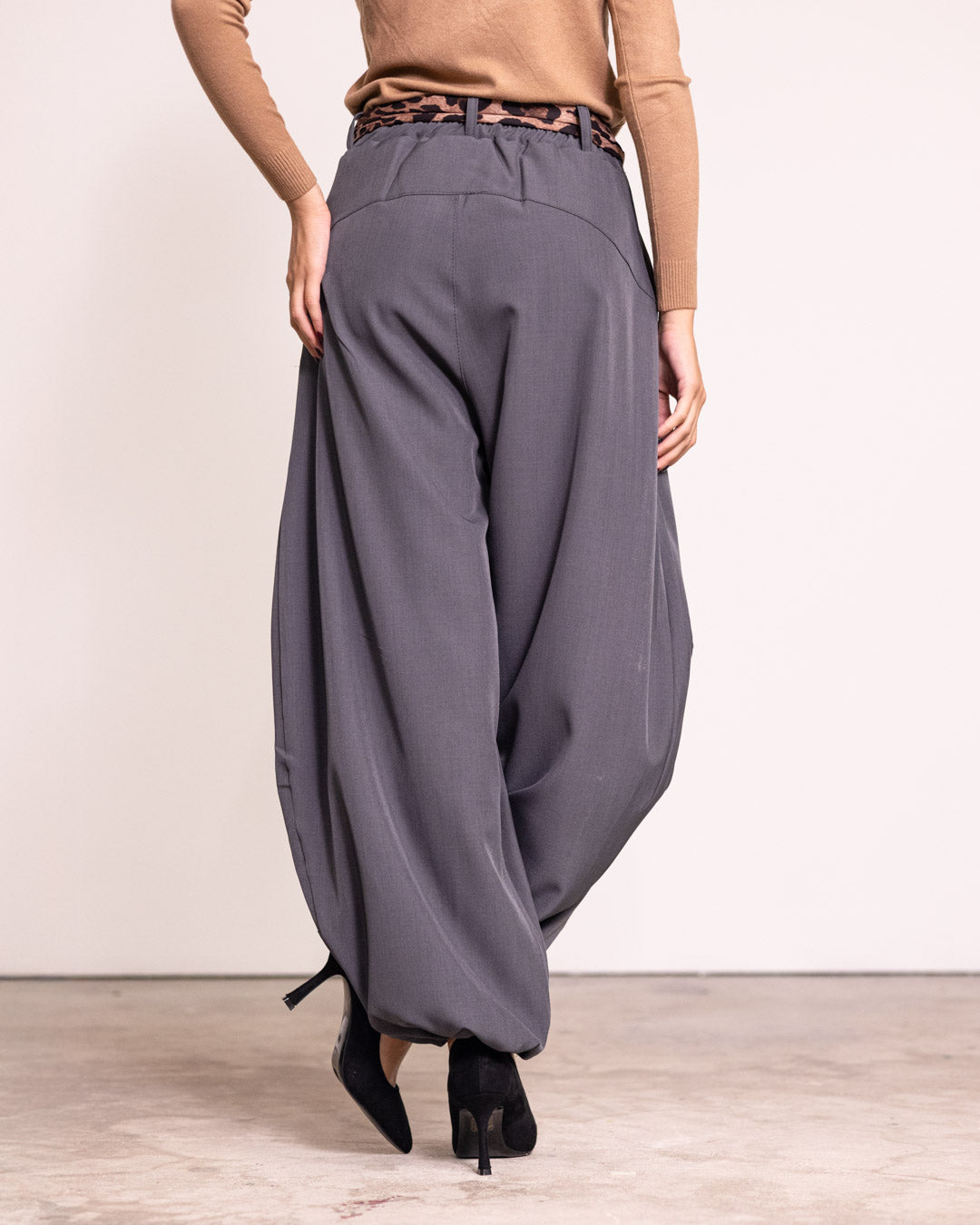 Pantalone a sbuffo con molla alla caviglia