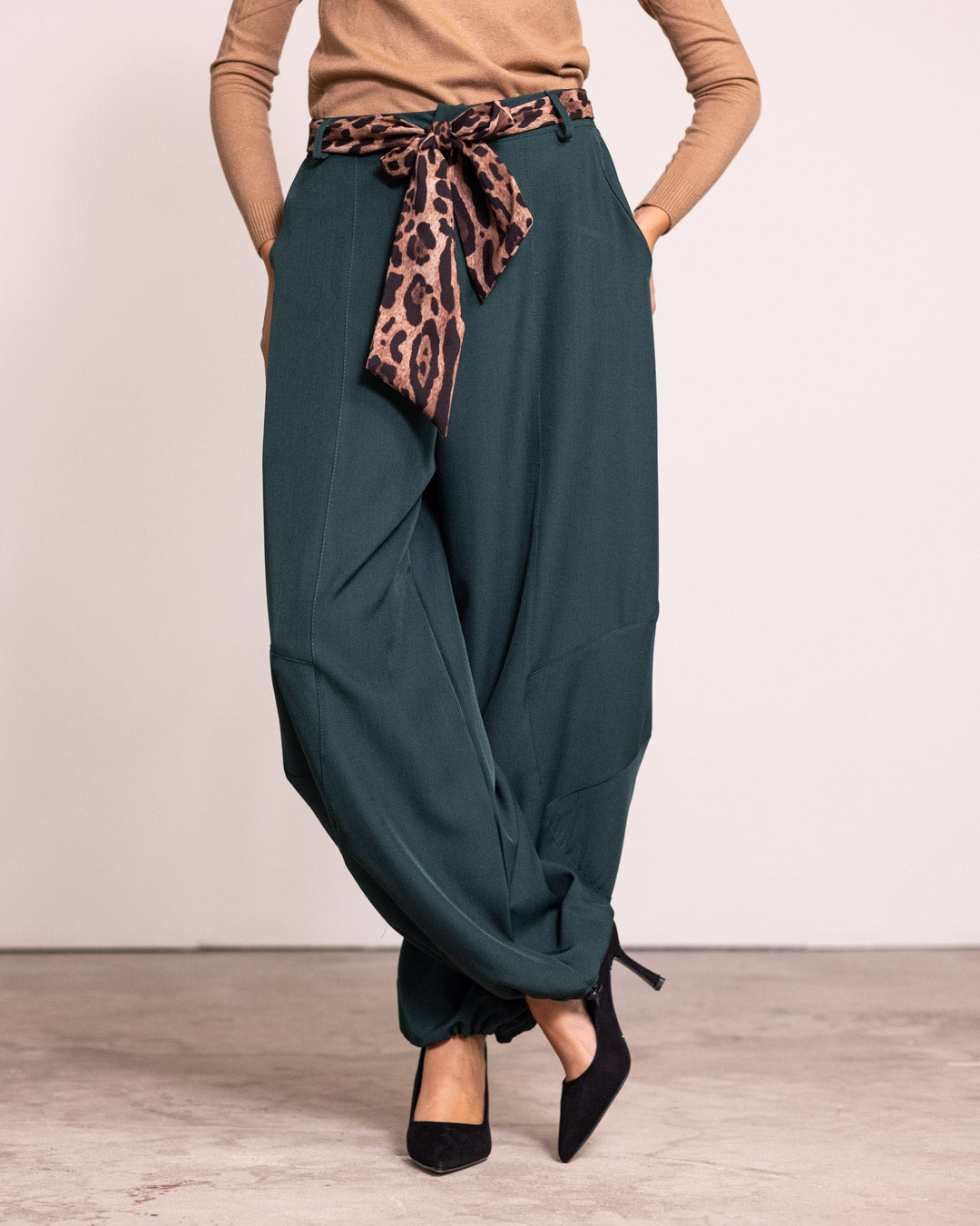 Pantalone a sbuffo con molla alla caviglia