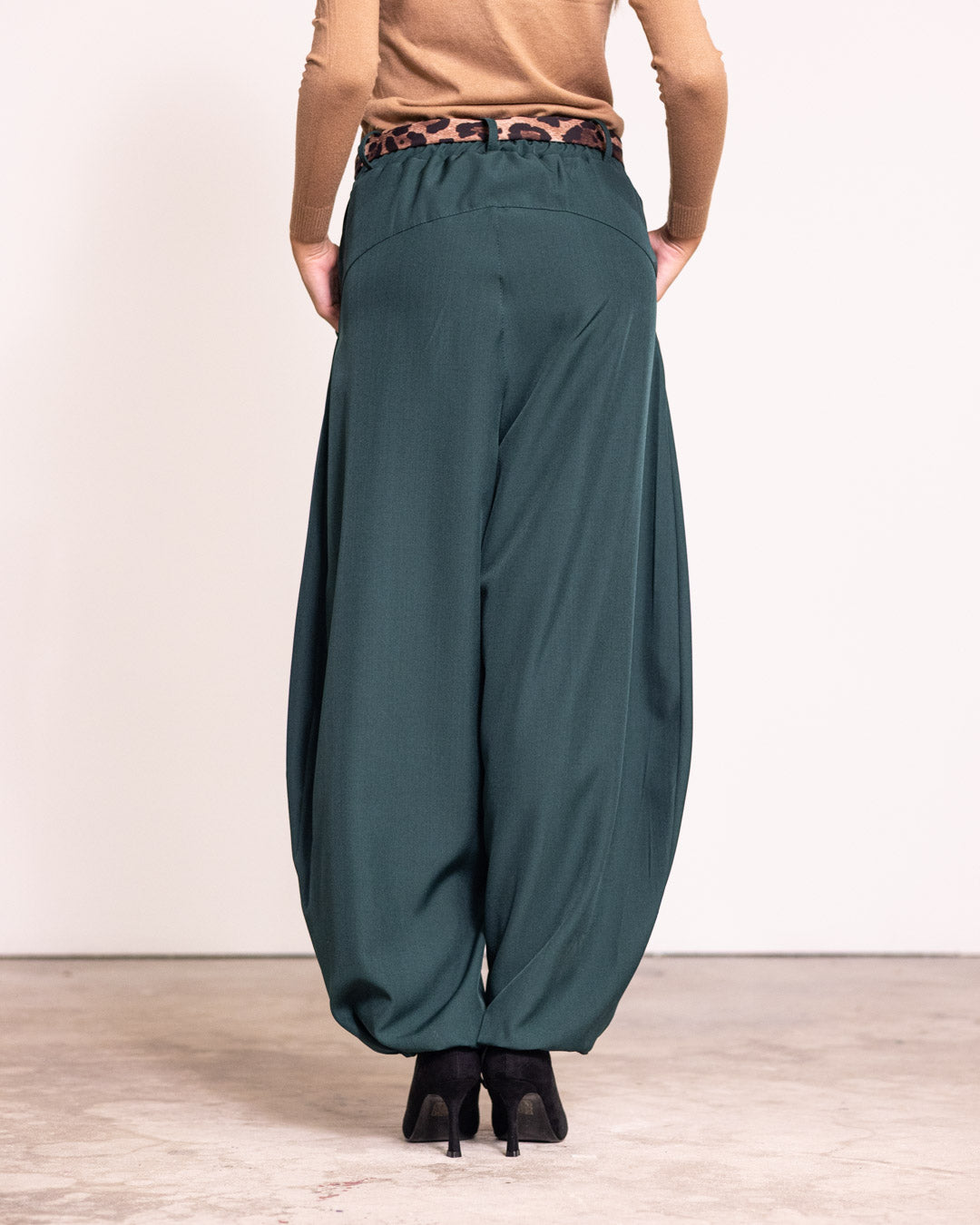 Pantalone a sbuffo con molla alla caviglia