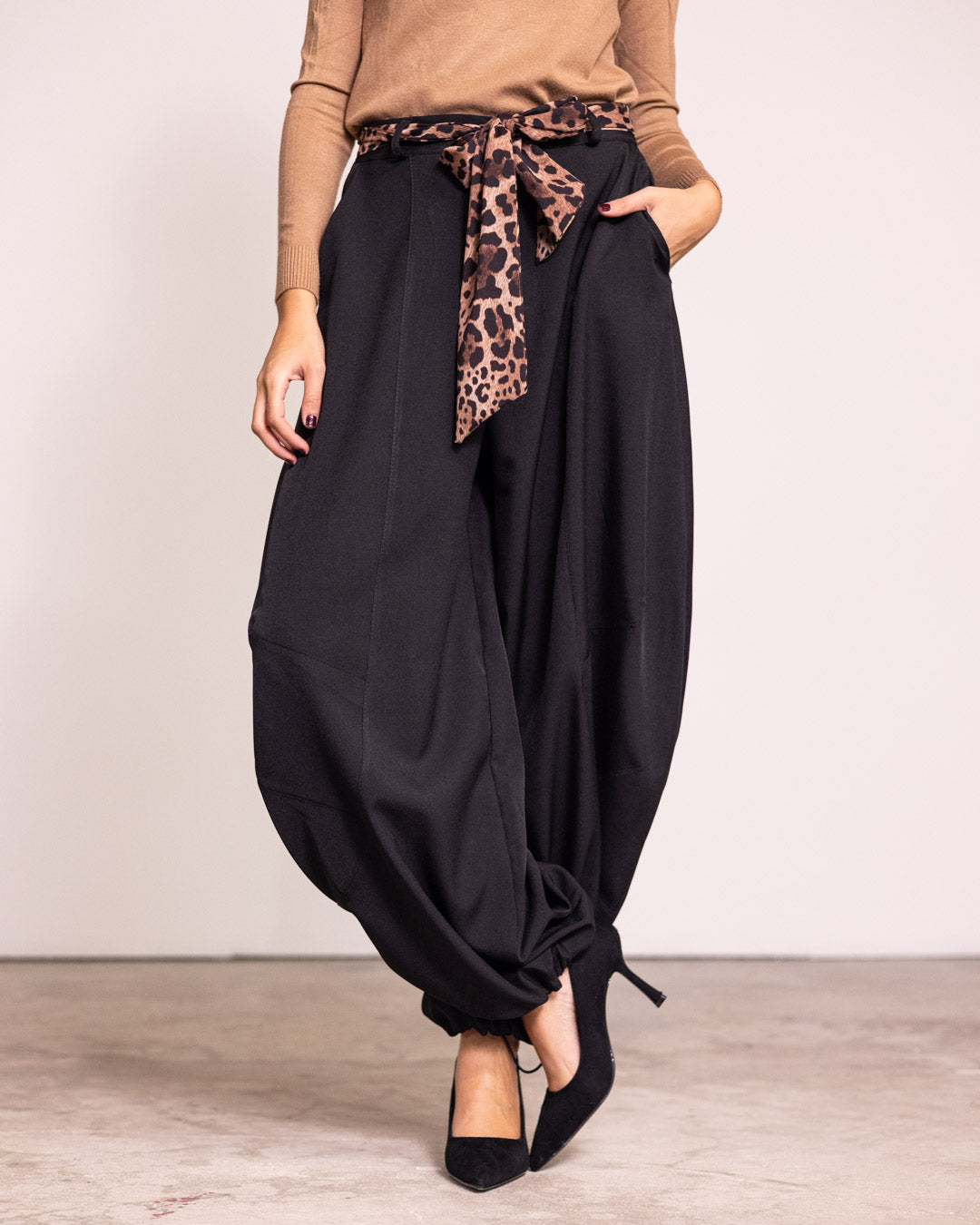 Pantalone a sbuffo con molla alla caviglia