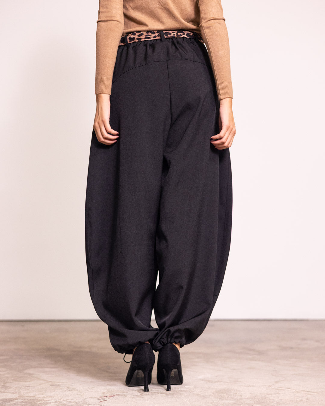 Pantalone a sbuffo con molla alla caviglia