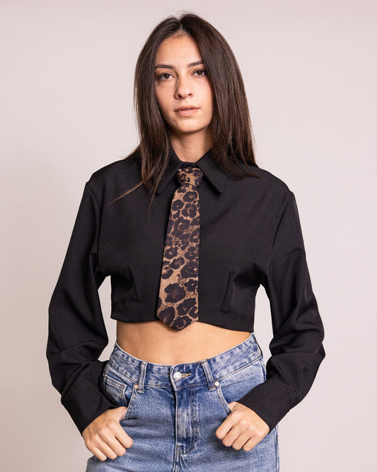 Camicia cropped con cravatta leopard