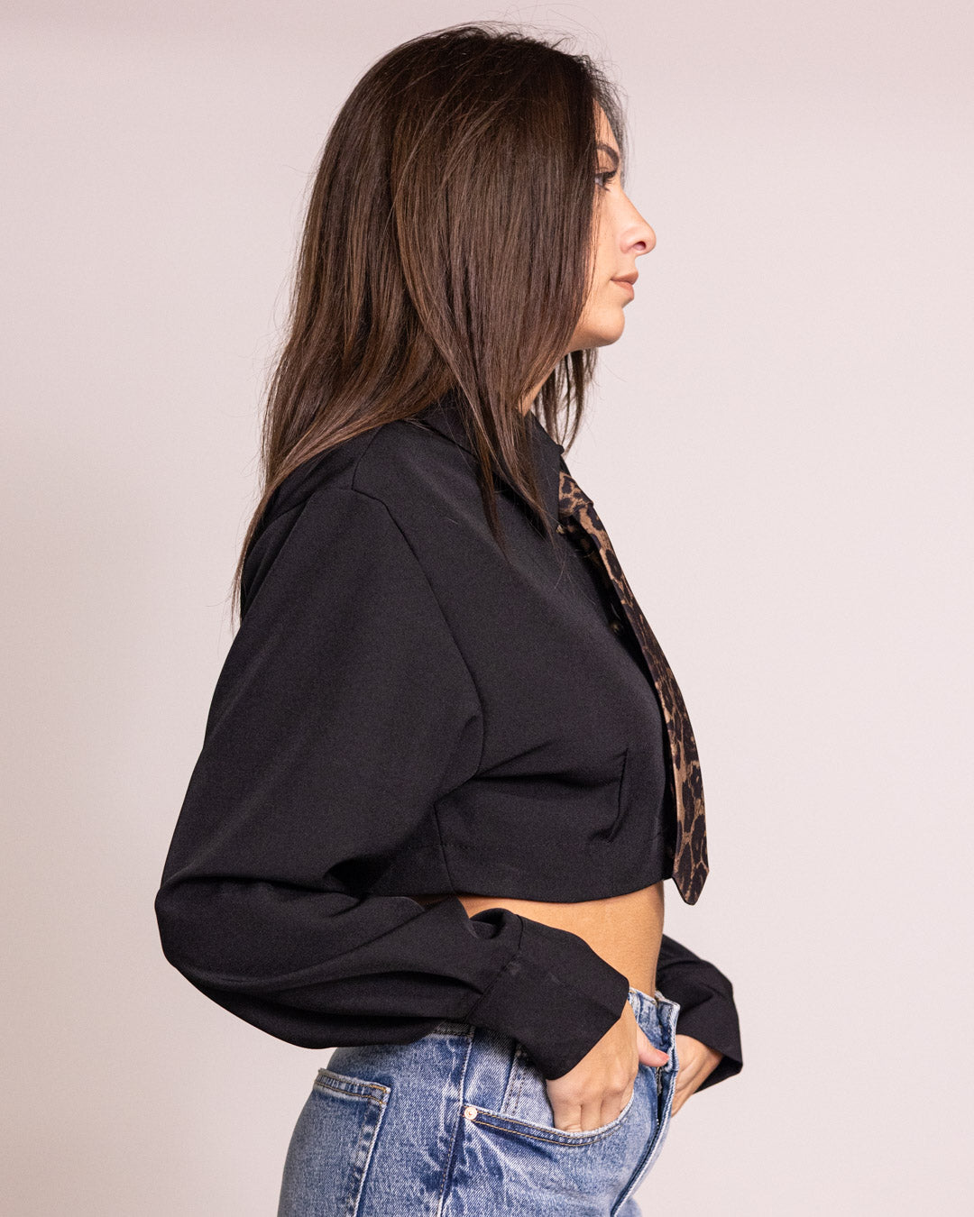 Camicia cropped con cravatta leopard