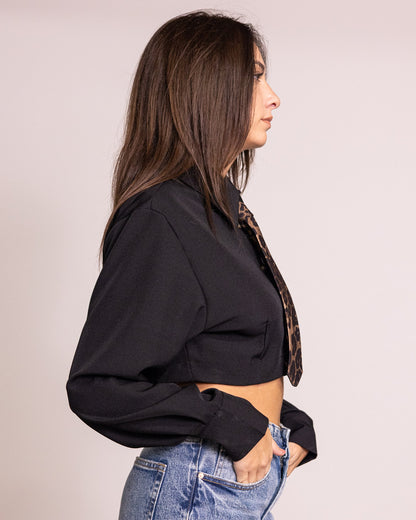 Camicia cropped con cravatta leopard