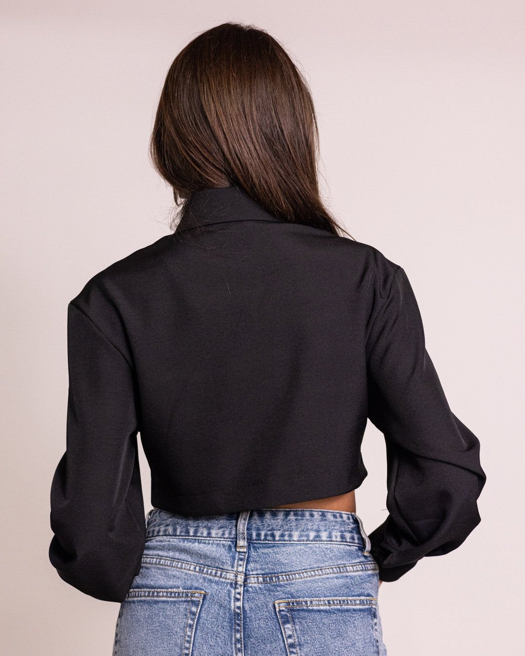 Camicia cropped con cravatta leopard