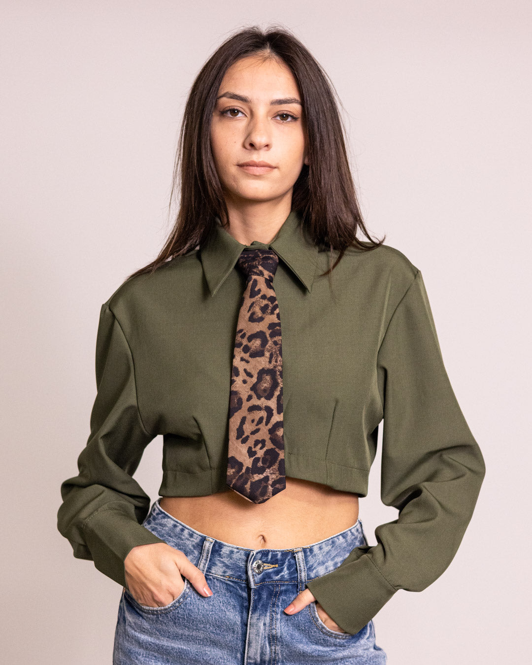 Camicia cropped con cravatta leopard