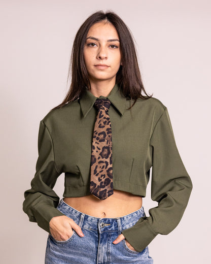 Camicia cropped con cravatta leopard