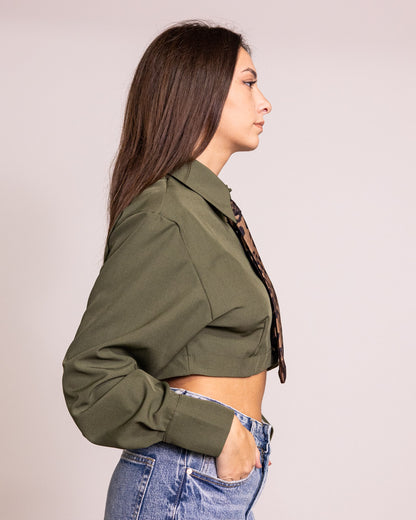 Camicia cropped con cravatta leopard