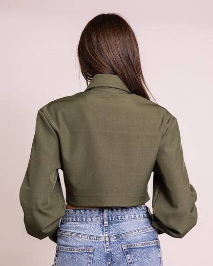 Camicia cropped con cravatta leopard