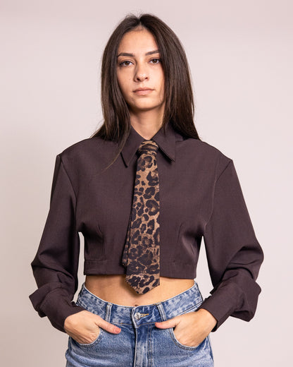 Camicia cropped con cravatta leopard