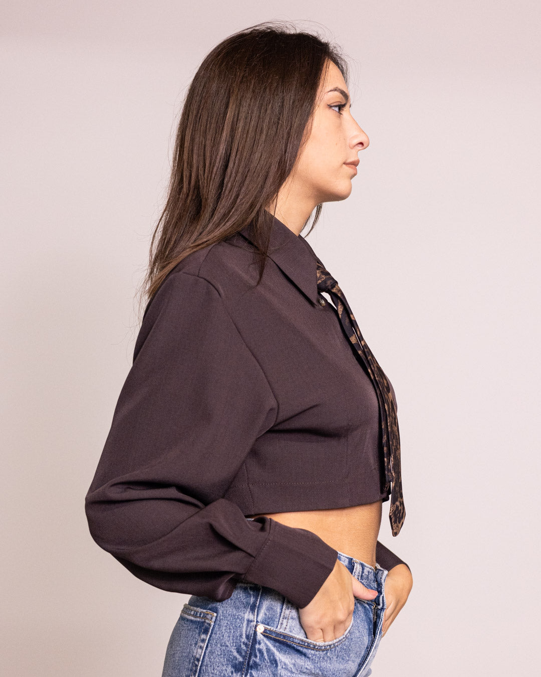 Camicia cropped con cravatta leopard